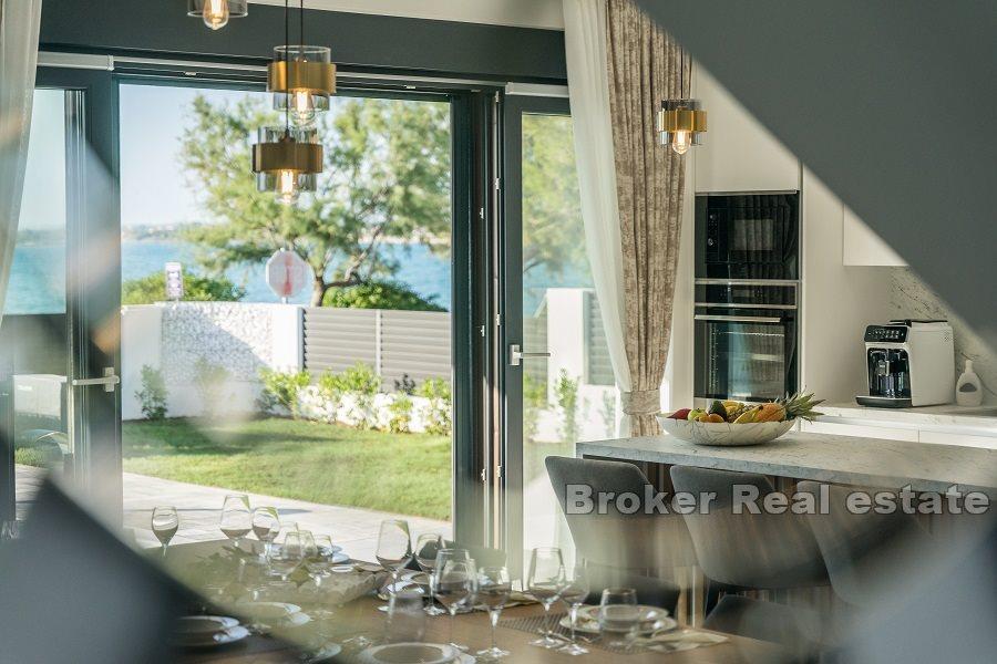 Nedaleko Zadaru - Moderní vila v první řadě k moři