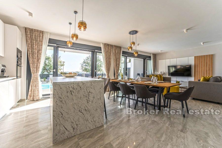 Nedaleko Zadaru - Moderní vila v první řadě k moři