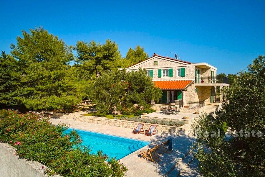 Ostrov Pag - Kamenná vila s bazénem a výhledem na moře