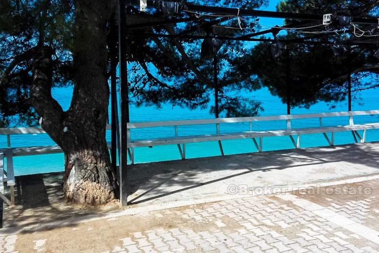 Nedaleko Makarské, turistické a komerční budovy u moře