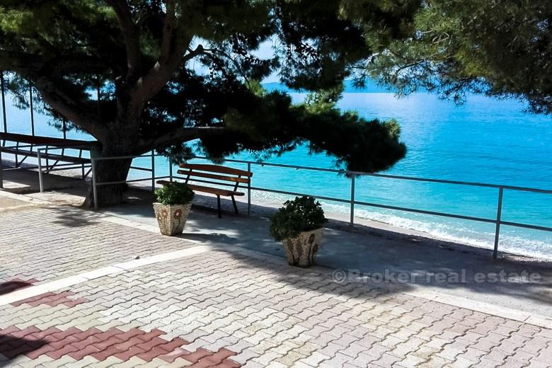 W pobliżu Makarskiej, budynek turystyczny i komercyjny nad morzem