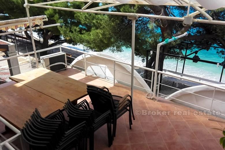 W pobliżu Makarskiej, budynek turystyczny i komercyjny nad morzem