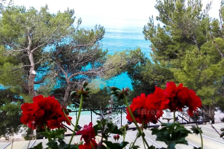 W pobliżu Makarskiej, budynek turystyczny i komercyjny nad morzem