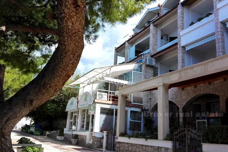 W pobliżu Makarskiej, budynek turystyczny i komercyjny nad morzem