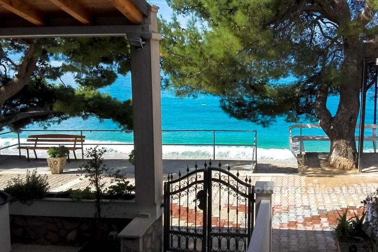 W pobliżu Makarskiej, budynek turystyczny i komercyjny nad morzem