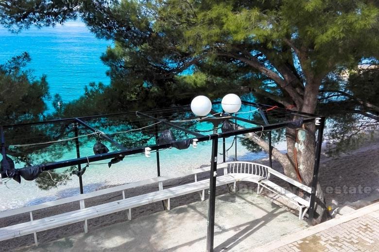 W pobliżu Makarskiej, budynek turystyczny i komercyjny nad morzem