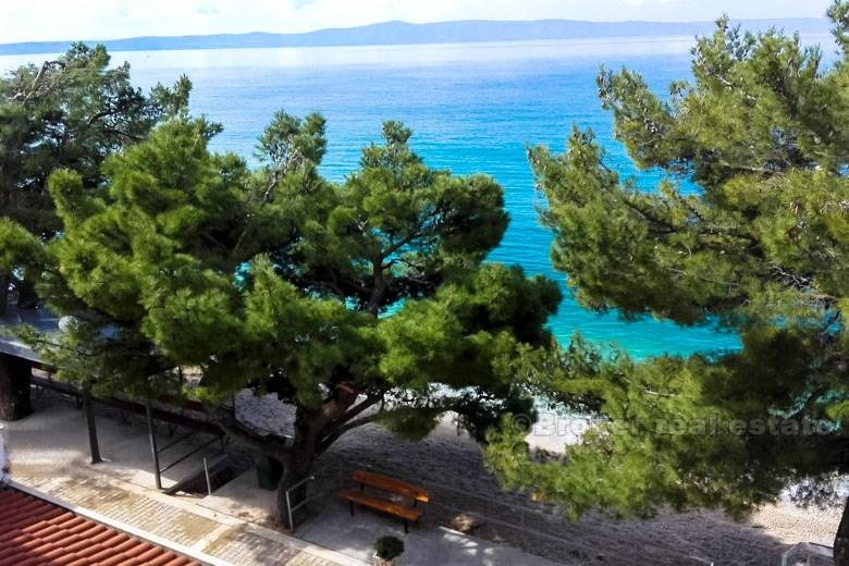 W pobliżu Makarskiej, budynek turystyczny i komercyjny nad morzem