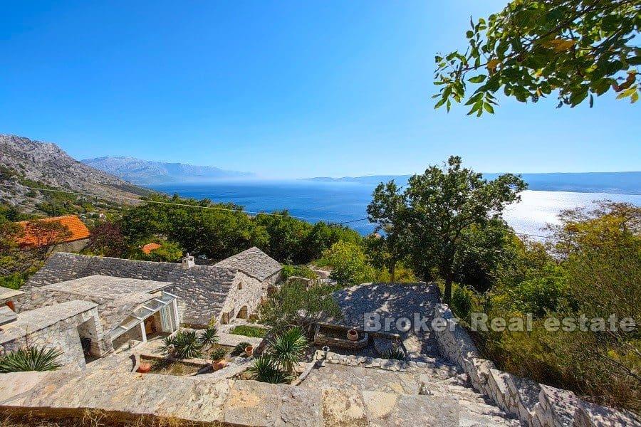 Omis - Case in pietra con vista sul mare