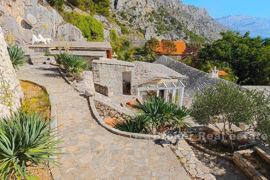 Omis - Case in pietra con vista sul mare