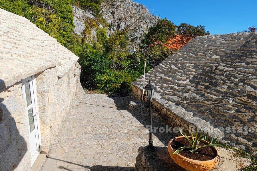 Omis - Case in pietra con vista sul mare