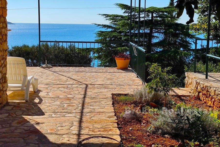 Rogoznica - Kamenný dům první řada k moři