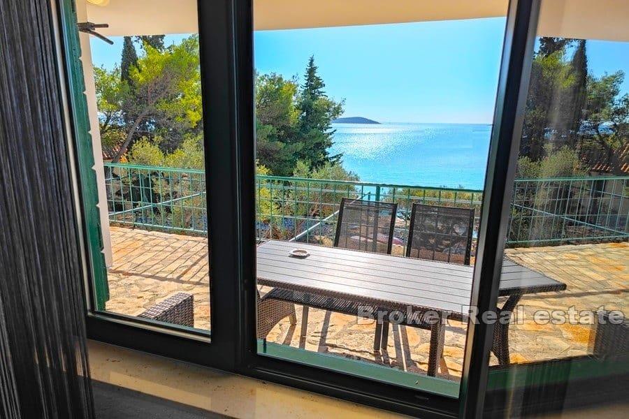 Rogoznica - Kamienny dom pierwszy rząd do morza