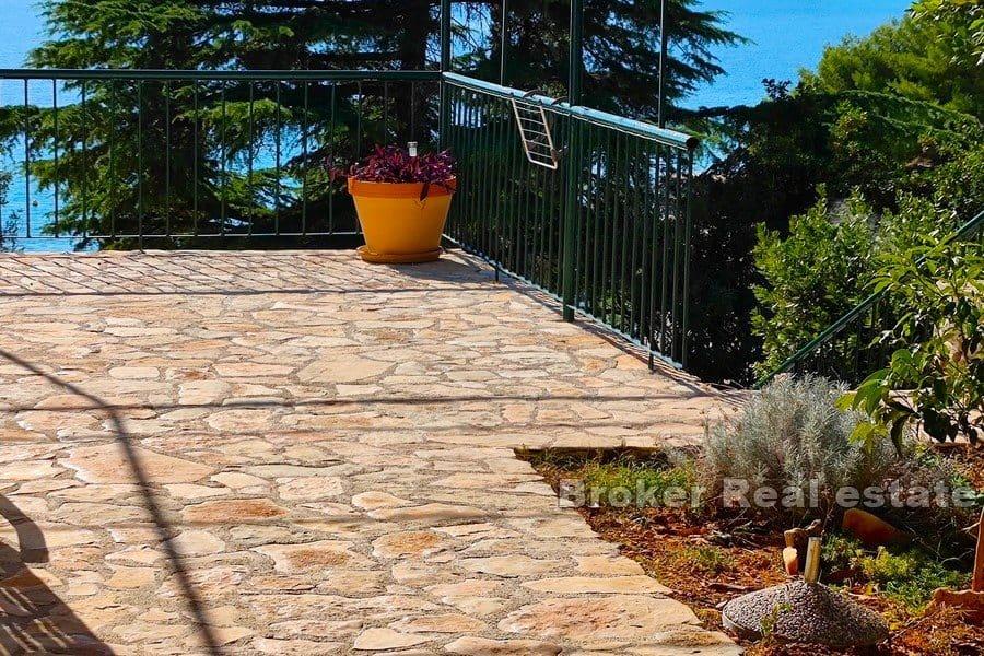 Rogoznica - Kamienny dom pierwszy rząd do morza