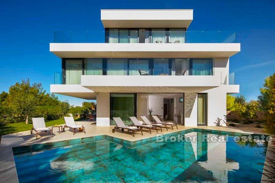Zadar - Vila moderní architektury s bazénem a výhledem