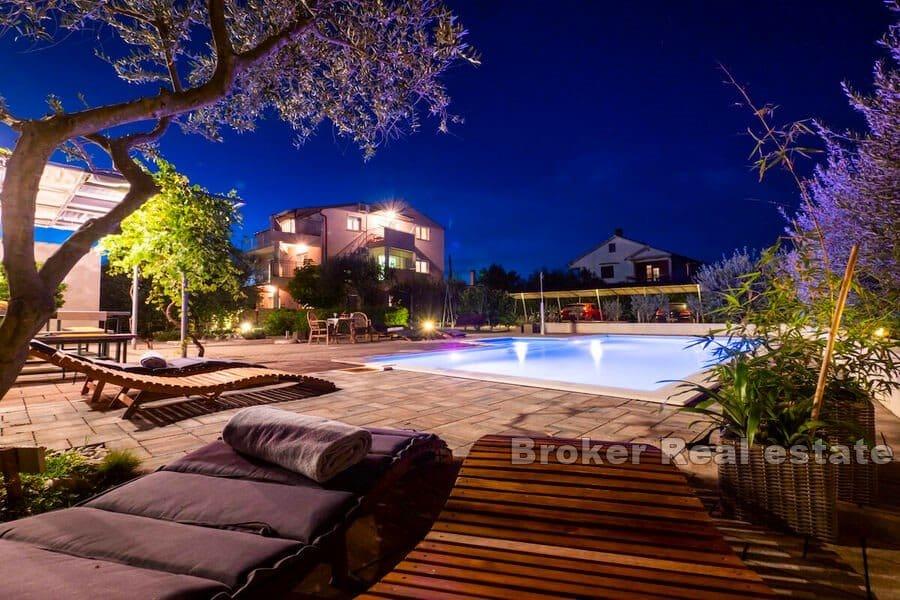 Zadar - Willa apartamentowa z basenem i 8 apartamentami