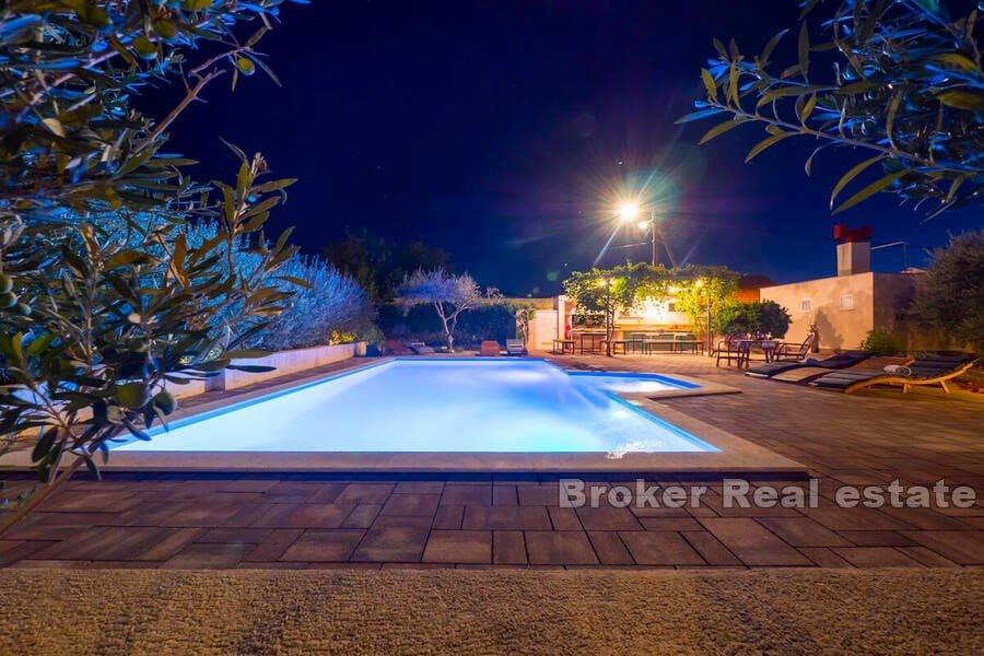 Zadar - Willa apartamentowa z basenem i 8 apartamentami