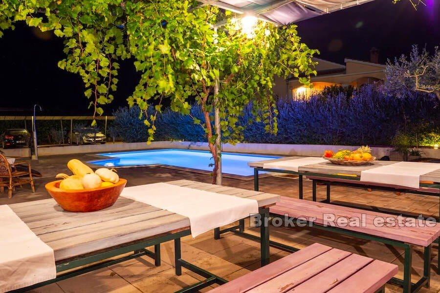 Zadar - Willa apartamentowa z basenem i 8 apartamentami