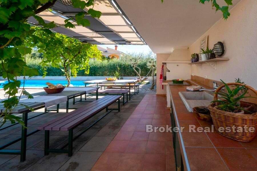 Zadar - Willa apartamentowa z basenem i 8 apartamentami