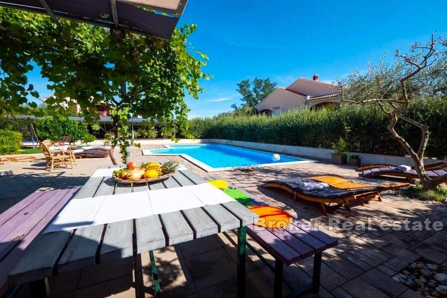 Zadar - Willa apartamentowa z basenem i 8 apartamentami