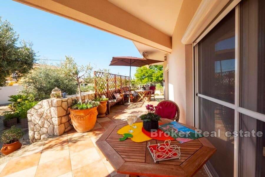 Zadar - Willa apartamentowa z basenem i 8 apartamentami