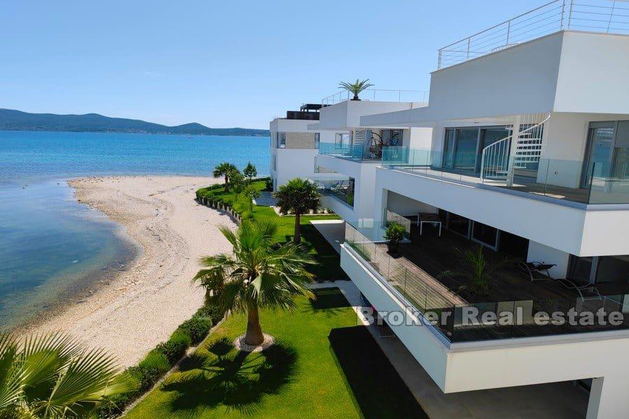 Zadar - Moderní dvoupatrový apartmán, první řada k moři