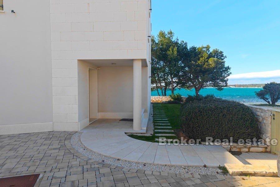 Zadar - nowoczesna willa w pierwszym rzędzie do morza