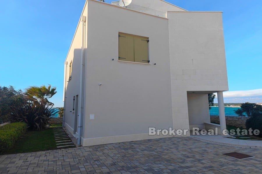 Zadar - nowoczesna willa w pierwszym rzędzie do morza