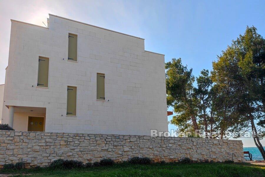 Zadar - nowoczesna willa w pierwszym rzędzie do morza