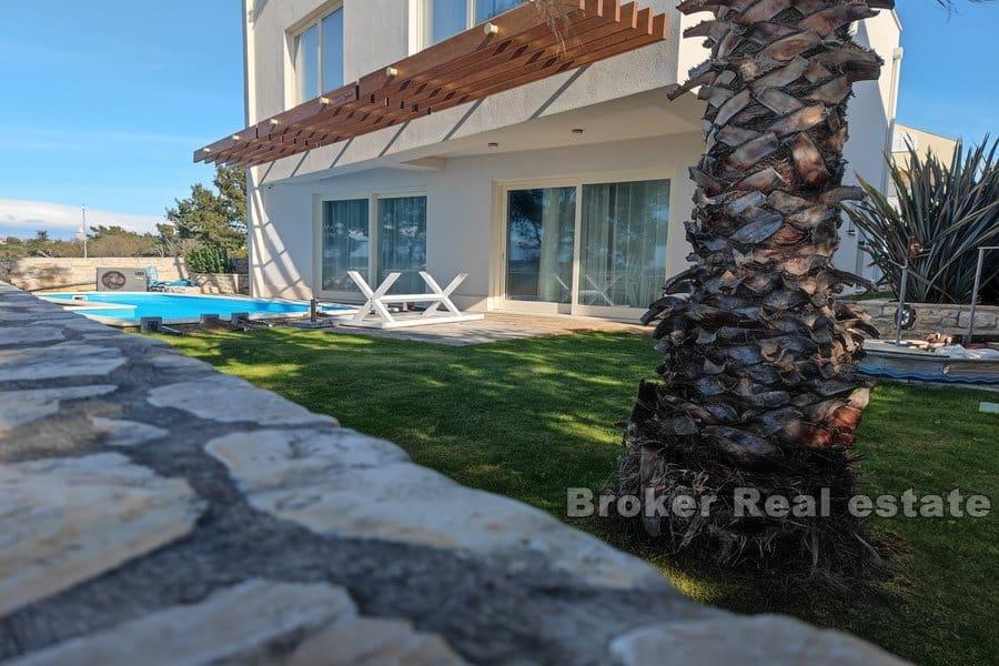 Zadar - nowoczesna willa w pierwszym rzędzie do morza