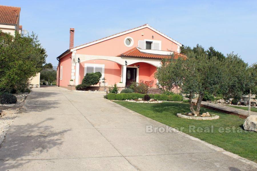 nedaleko Sibeniku, v americkém stylu vila u moře