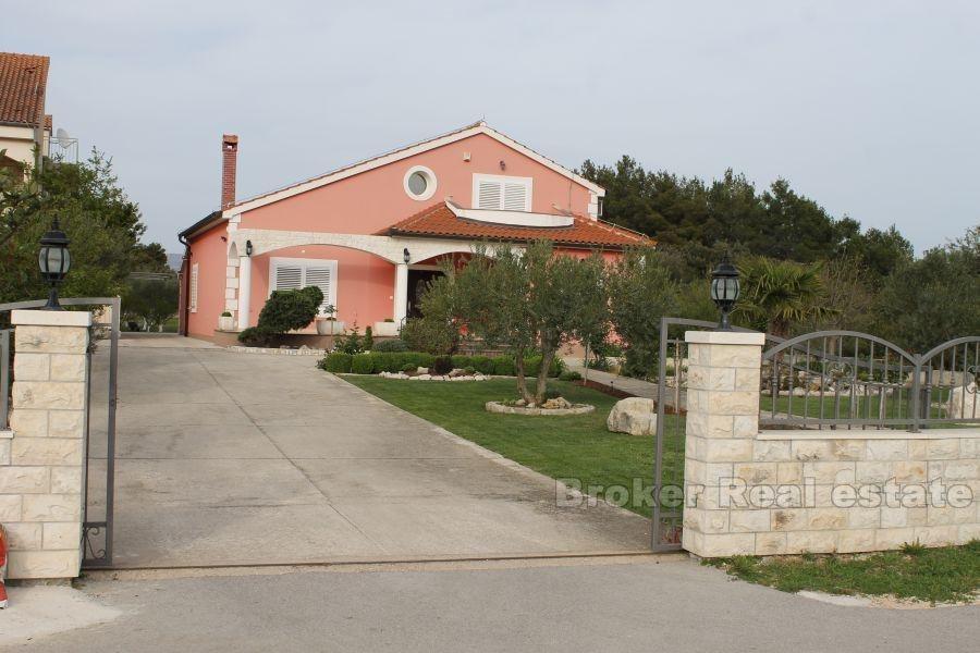 près de Sibenik, vila de style américain au bord de la mer