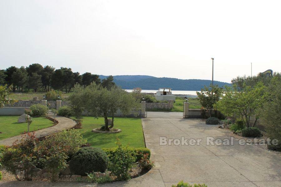 près de Sibenik, vila de style américain au bord de la mer