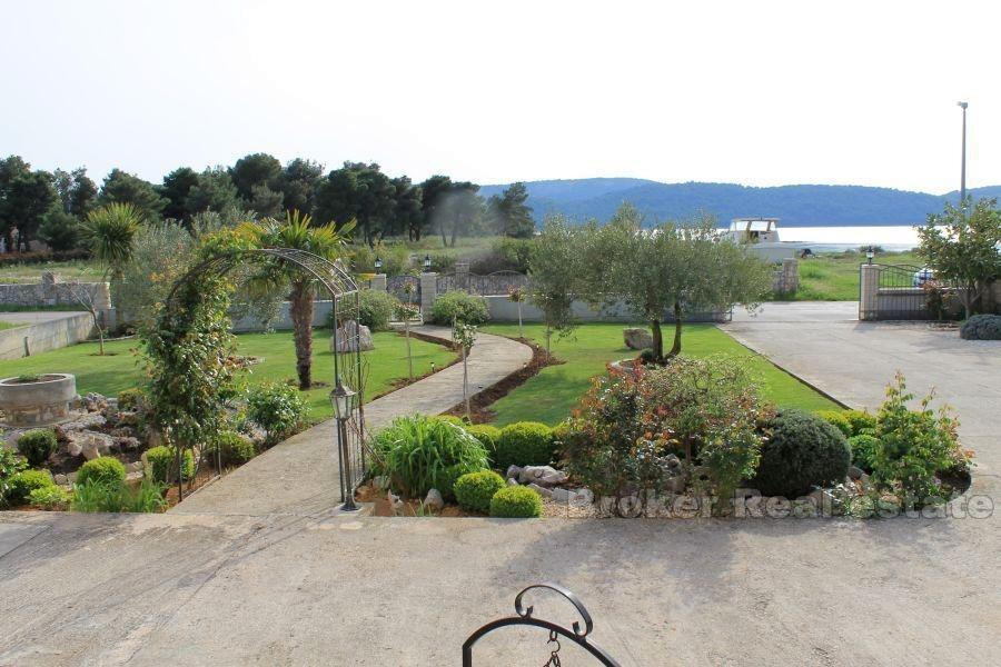 près de Sibenik, vila de style américain au bord de la mer