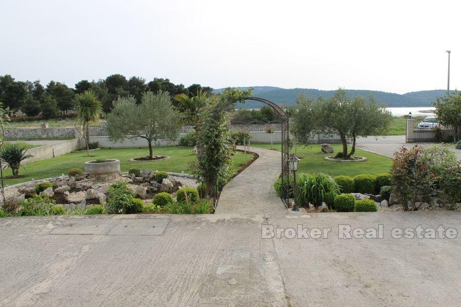 près de Sibenik, vila de style américain au bord de la mer