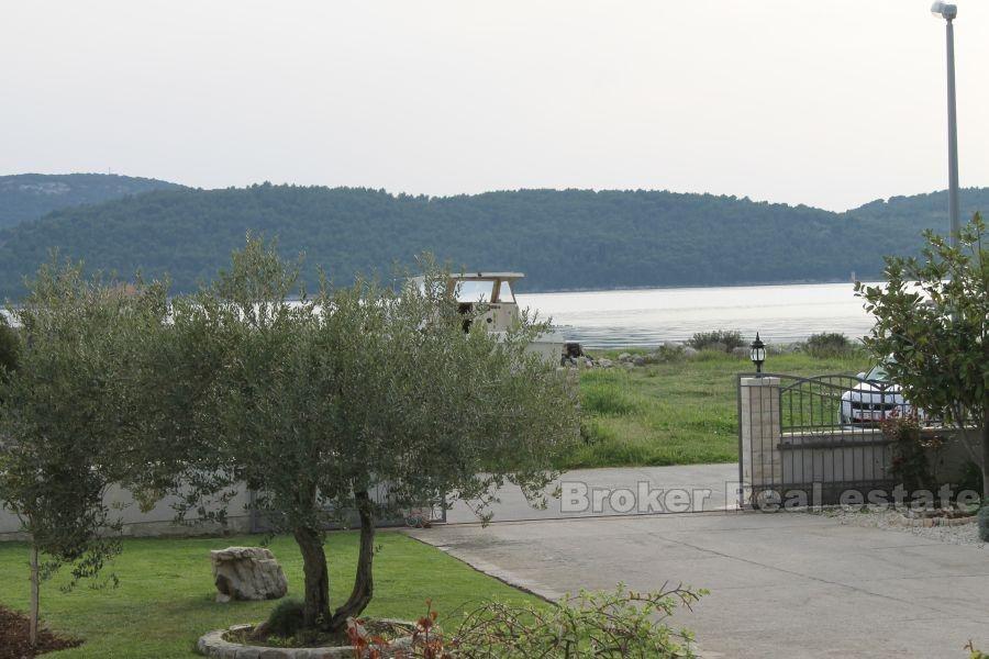 près de Sibenik, vila de style américain au bord de la mer