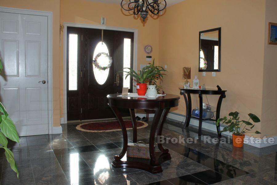 près de Sibenik, vila de style américain au bord de la mer