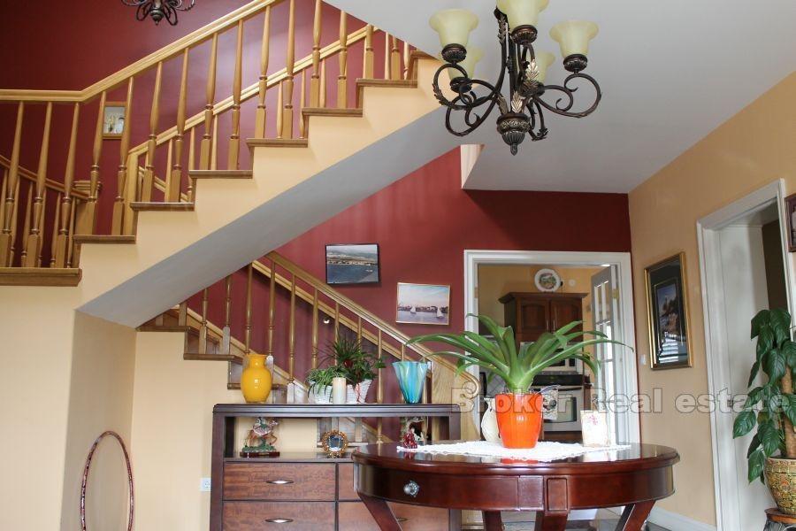 près de Sibenik, vila de style américain au bord de la mer