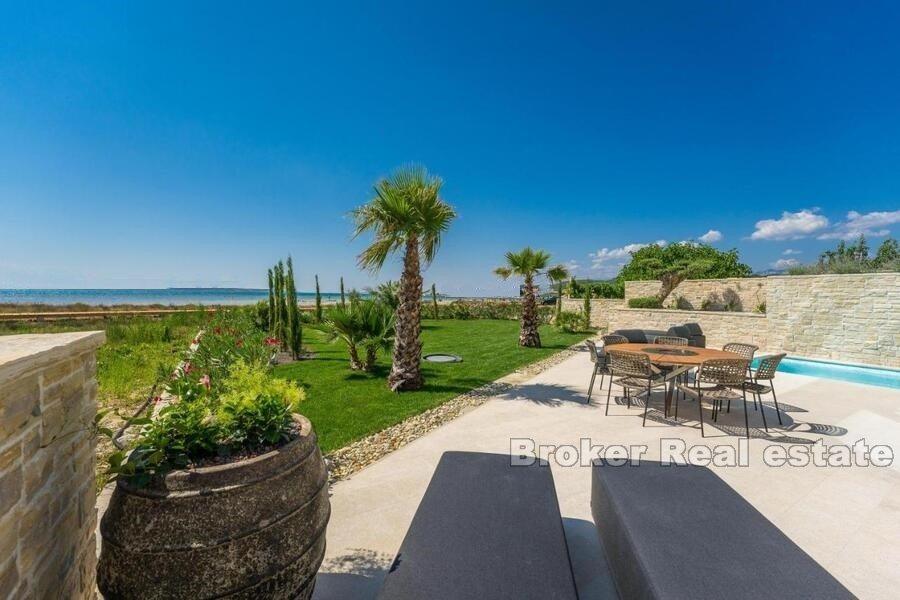 Zadar - Nowoczesna willa w pierwszym rzędzie do morza