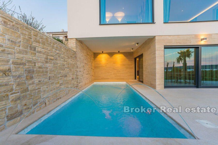 Zadar - Nowoczesna willa w pierwszym rzędzie do morza