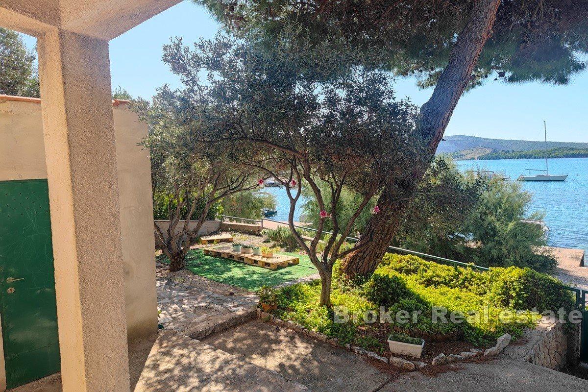 Primošten - Hus ved sjøen og stranden