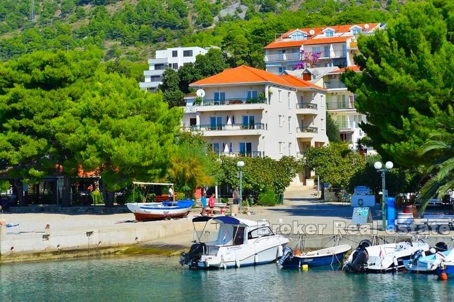 Chorvátsko, Makarska - Dom s niekoľkými apartmánmi, prvý rad pri mori