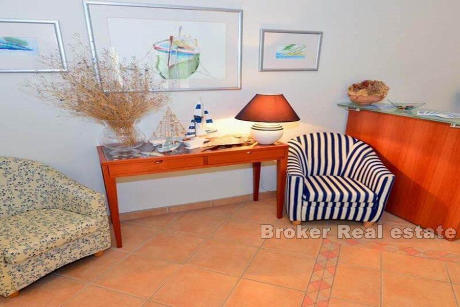 Croatie, Makarska - Maison avec plusieurs appartements, première rangée de la mer