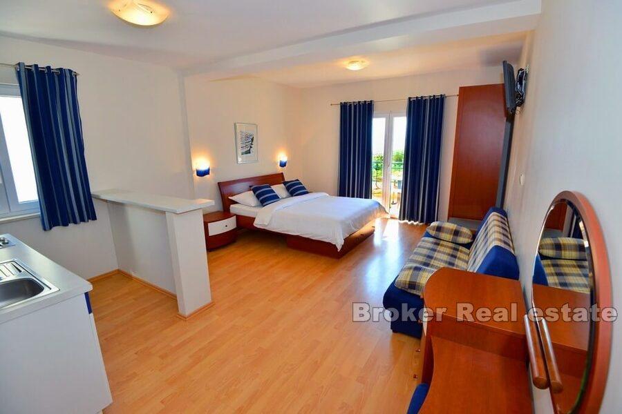 Croatie, Makarska - Maison avec plusieurs appartements, première rangée de la mer