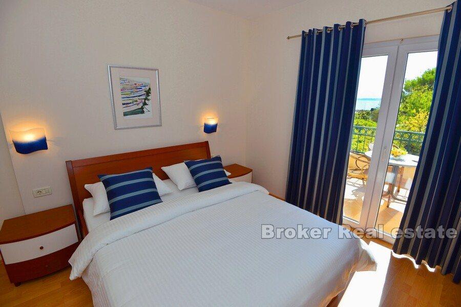 Hrvatska, Makarska- Kuća s više apartmana prvi red do mora