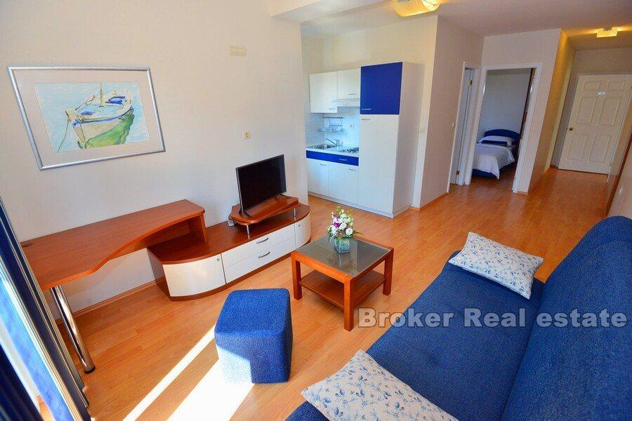 Hrvatska, Makarska- Kuća s više apartmana prvi red do mora
