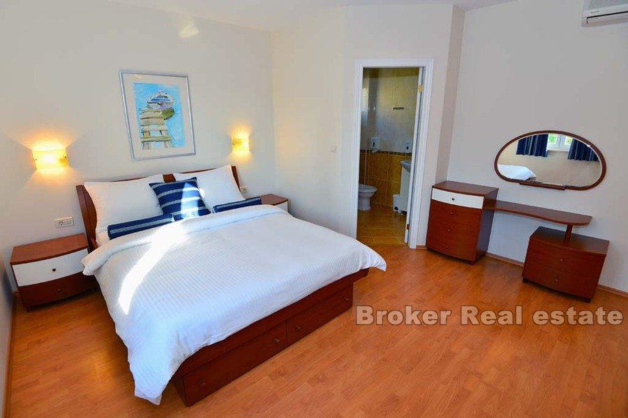 Croatie, Makarska - Maison avec plusieurs appartements, première rangée de la mer