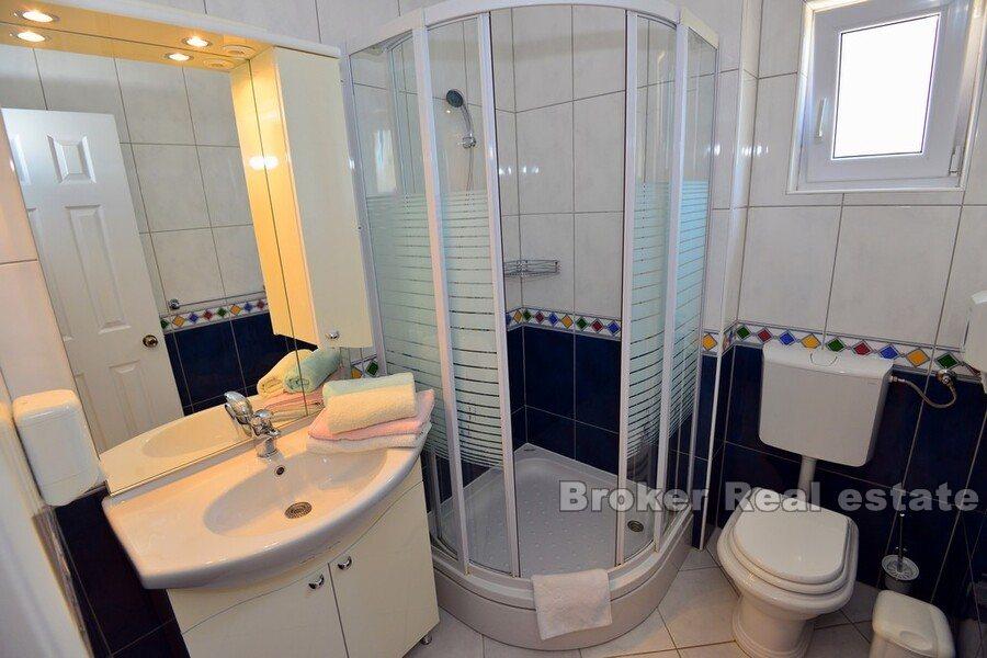 Croatie, Makarska - Maison avec plusieurs appartements, première rangée de la mer