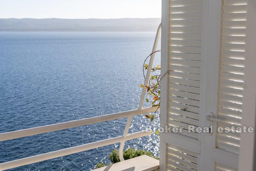 Chorvátsko, Omiš- Apartmánový dom v prvom rade pri mori