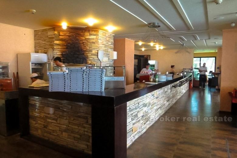 Makarska, restaurace u moře