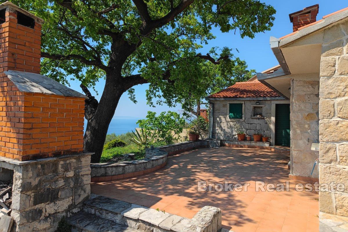 Omiš - Steinhus over stranden og havet